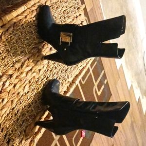 Donald J Pliner 5 1/2 M zip up boots